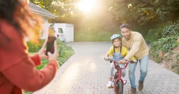 Familia Feliz Padres Niños Enseñanza Bicicleta Con Teléfono Para Grabar — Vídeos de Stock