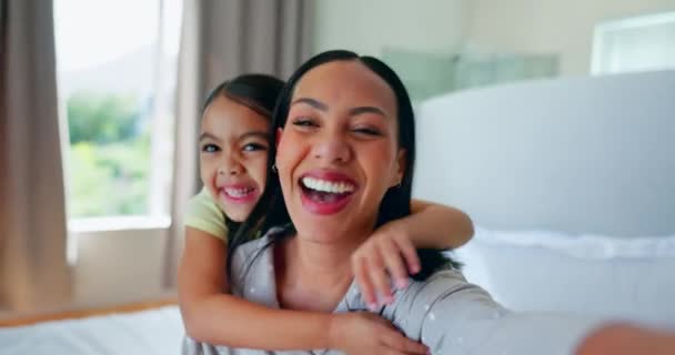 セルフィー ベッドルームの女の子と母親 面白くて家で一緒に結びついています ソーシャルメディアのための幸せな記憶 家族の笑いのためのベッドのプロフィール画像を持つ肖像画 ママと子供 — ストック動画