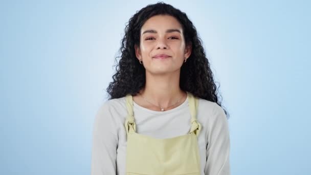 Gülümse Kadın Stüdyoda Gülüyorsun Yüzün Olumlu Mavi Arka Planda Komik — Stok video