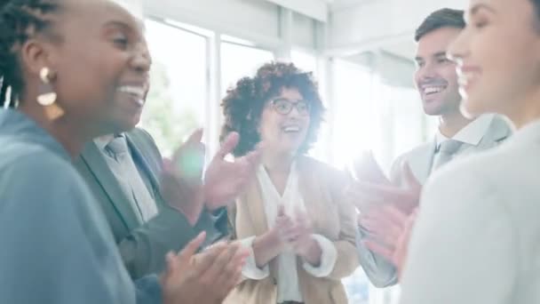 チームワーク ビジネスの人々は そして勝利のためにオフィスで祝います コラボレーション 興奮する男性 女性が成功 キャリア目標 良いニュースに拍手 — ストック動画