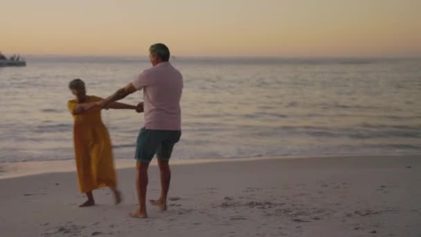 Aşk Çift Plajda Gün Batımında Dans Eder Romantik Bir Randevu — Stok video