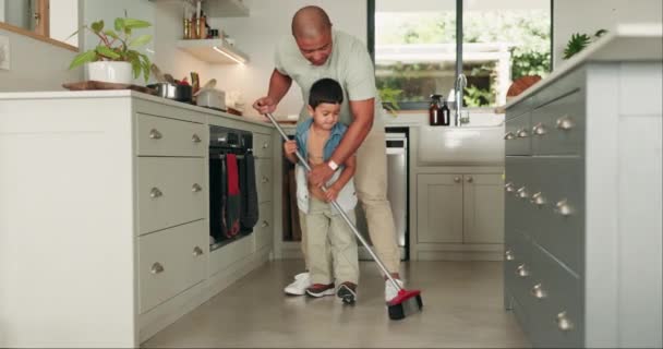 Vegen Familie Schoonmaken Helpen Met Vader Kind Een Keuken Met — Stockvideo