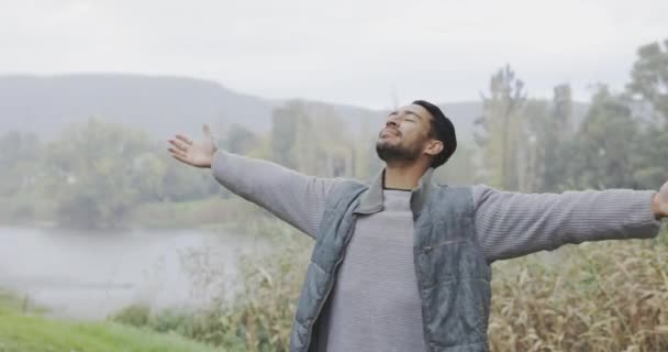 Viaje Abra Braços Homem Feliz Por Lago Natureza Para Caminhar — Vídeo de Stock