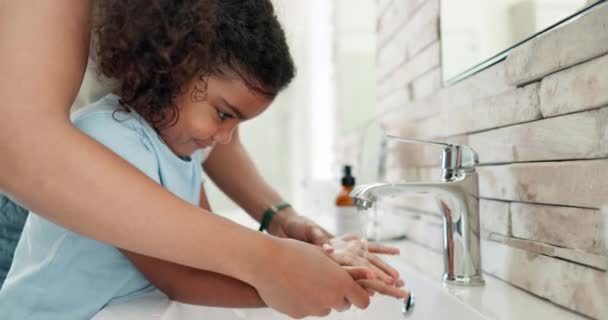 Mãe Ajudando Criança Lavar Mãos Banheiro Ensinar Higiene Saúde Rotina — Vídeo de Stock