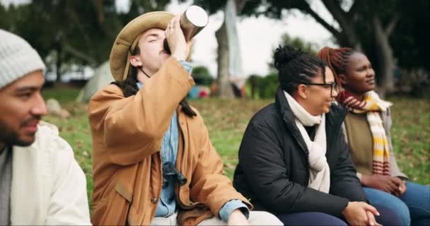 Ochtend Koffie Pratende Vrienden Tijdens Het Kamperen Kijken Naar Uitzicht — Stockvideo