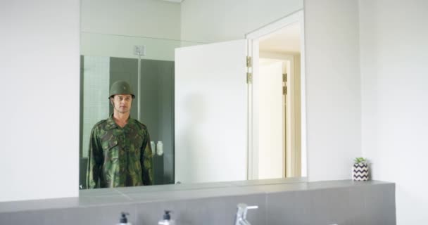 穿着迷彩服 戴着镜子 脚镣和制服在浴室里的士兵们准备好了去野营 军营的卫生间 战场和军人以勇气 忠诚和服务的眼光看待反思 — 图库视频影像