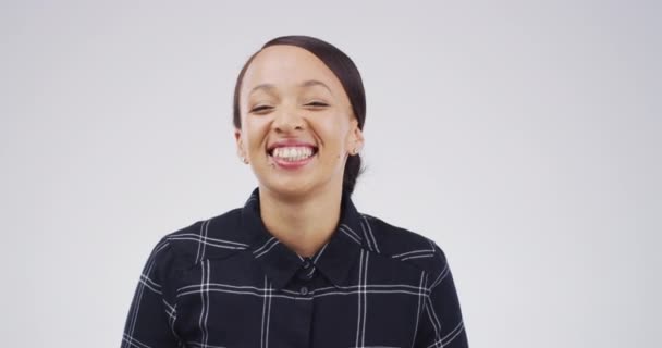 Portret Van Een Vrouw Met Een Glimlach Wijzend Naar Jou — Stockvideo