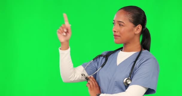 看護師 女性は 医療プレゼンテーション 情報や広告サービスで緑の画面を指しています 医療人や医師の手の顔は スタジオの背景に健康リスト モックアップやスペースを表示します — ストック動画