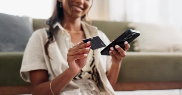 在家里客厅里用信用卡购物 付款或交易的女人 手和电话 在购买 购买或网上购物时可扣款的智能手机上为女性提供的服务 — 图库视频影像