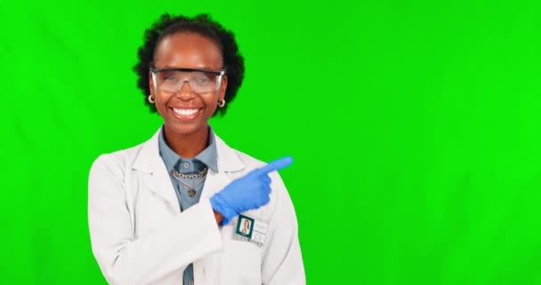 黒の女性 科学者 スタジオの背景に広告のための緑の画面を指しています モックアップ空間上の広告のための科学のショーや指のポイントのアフリカの女性の肖像画 — ストック動画