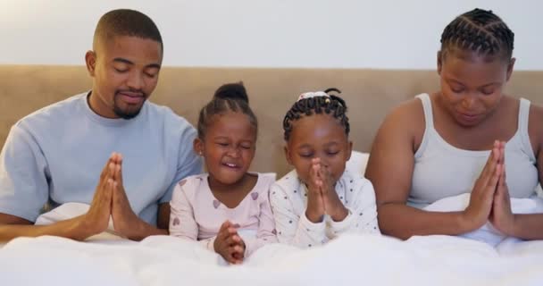 Lit Famille Noire Parents Priant Avec Des Enfants Pour Adorer — Video