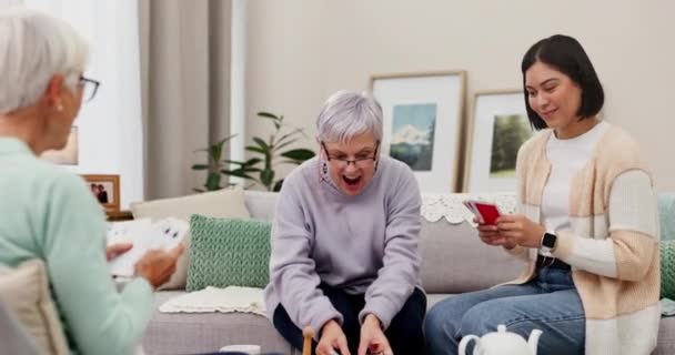 シニアの女性は 一緒にトランプをし そして退職後のギャンブルを持つ女の子のための高い5つ 高齢の友人 カジノのゲーム ハンドは 介護施設でのモチベーション コンテストのために叩きます — ストック動画