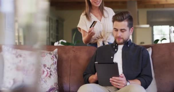 Happy Par Sofa Med Tablet Kreditkort Online Shopping Internet Hjemmeside – Stock-video