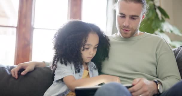 Aprender Tableta Digital Padre Con Chica Sofá Para Búsqueda Juegos — Vídeo de stock