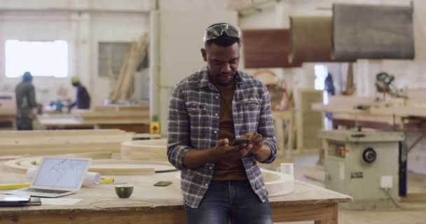 网络和黑人木匠在一个车间里搜索在线 网络和网站上的木材项目 企业家 应用程序和非洲工人或员工流淌着可笑的社交媒体和微笑 — 图库视频影像