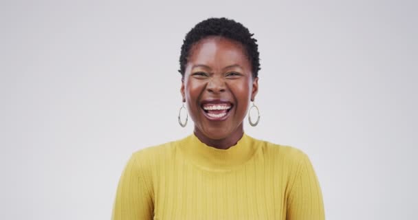 Mutlu Siyahi Kadın Seni Işaret Ediyor Seçimler Için Gülümsüyor Stüdyonun — Stok video