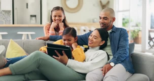 Hogar Familiar Sofá Padres Streaming Con Los Niños Una Tableta — Vídeo de stock