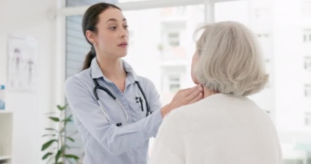 Mulher Médico Paciente Sênior Consulta Check Para Cuidados Com Garganta — Vídeo de Stock