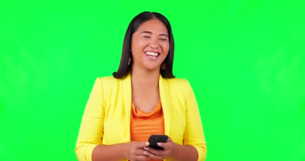Zelená Obrazovka Psaní Šťastná Žena Směje Telefonem Pro Vtip Hloupý — Stock video