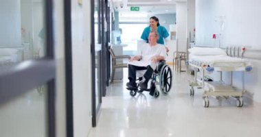 Hemşire, hasta ve tekerlekli sandalye hastanede randevusu var. Sonuç olarak gülümseyerek kardiyoloji konsültasyonu yapılıyor. Sağlık hizmetleri muayene odasında tıbbi uzman, itişen ve yaşlı bir erkek.