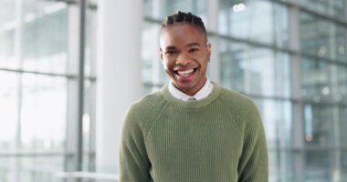 Siyahi adam, modern ofiste staj, fırsat ve başlangıç danışmanlık ajansında yeni bir iş için gülümse. İş yerinde çalışanlar için mutlu, portre ya da profesyonel Afrikalı işadamı.