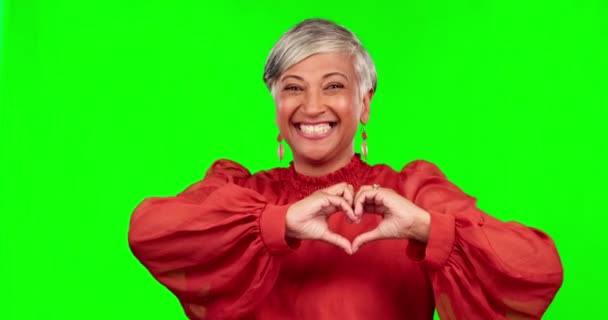 绿色屏幕和老年妇女与心脏的标志 团结和幸福在工作室的背景 老太太和快乐的女性 象征爱情 支持和感情之手 — 图库视频影像