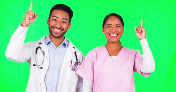Šťastní Lékaři Tým Ukazující Zelenou Obrazovku Pro Reklamu Pozadí Studia — Stock video
