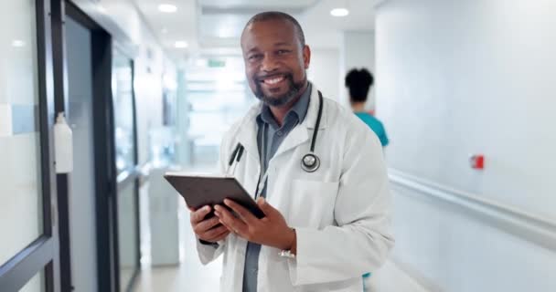 Médico Hombre Feliz Tableta Para Planificación Salud Gestión Clínica Gráficos — Vídeo de stock