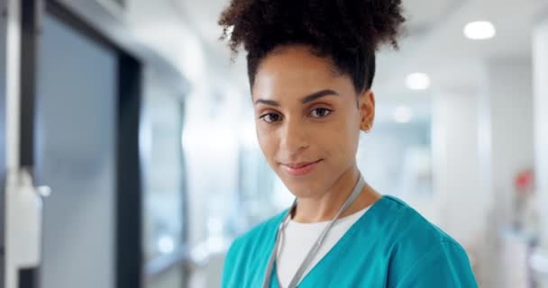 Mujer Feliz Médico Sonrisa Hospital Para Atención Médica Apoyo Ambición — Vídeo de stock