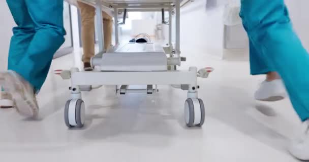 Grupa Lekarz Nogi Biegające Łóżkiem Pogotowie Oiom Lub Szybka Operacja — Wideo stockowe