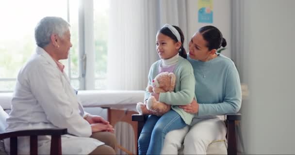 Médecin Mère Fille Dans Consultation Sur Santé Parler Des Conseils — Video