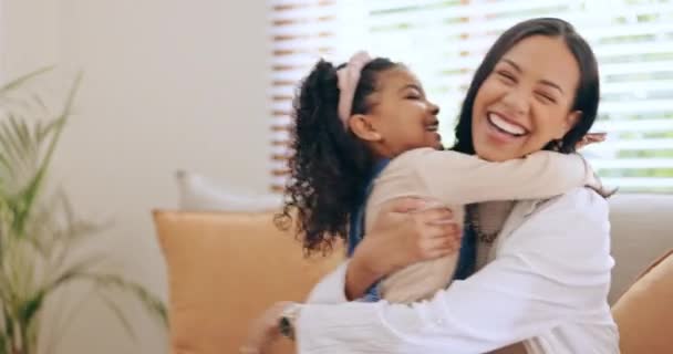 Amor Abraço Mãe Com Criança Casa Para Cuidar Segurança Vínculo — Vídeo de Stock