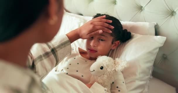 Φροντίδα Μητέρα Και Ανησυχία Άρρωστο Κορίτσι Στο Σπίτι Πυρετό Την — Αρχείο Βίντεο