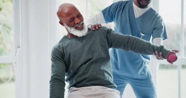 看護師 ダンベル 高齢の黒人男性の理学療法 運動またはリハビリテーション 介護者 痛みと重量挙げ 健康の回復のヘルプとフィットネス 筋肉ストレッチと物理療法 — ストック動画