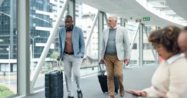 时间检查 机场和商务人员携带行李出差 公司旅行或旅行 多样化 一个黑人男人和一个经理 带着手表和手提箱一起出差 — 图库视频影像