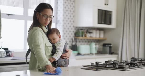 Mãe Bebê Cozinha Limpeza Casa Com Uma Criança Dormindo Tarefas — Vídeo de Stock