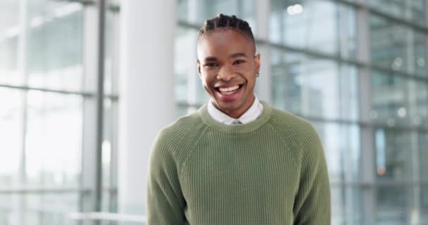 Homem Negro Cara Sorriso Escritório Moderno Para Estágio Oportunidade Novo — Vídeo de Stock