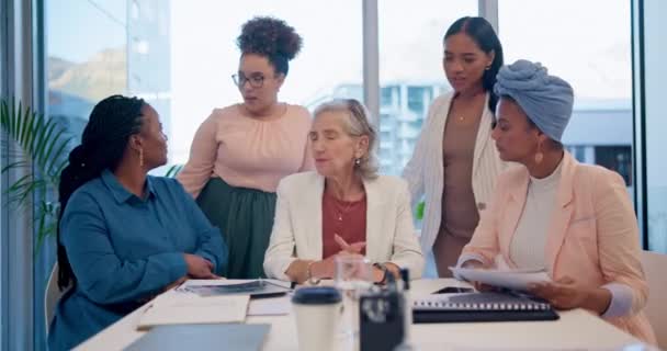 Affärer Kvinnor Och Kommunikation Kontoret För Möten Samarbete Eller Planering — Stockvideo