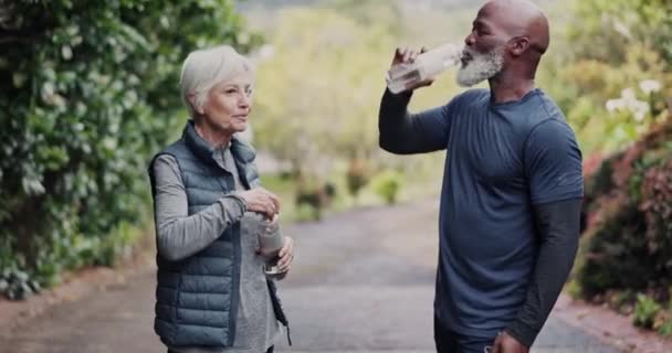 Ouderen Fitness Drinkwater Hardlopen Buiten Met Interraciaal Koppel Cardio Gezondheid — Stockvideo