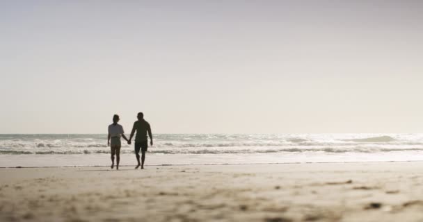 Zonsondergang Wandelen Paar Hand Hand Het Strand Voor Romantisch Liefde — Stockvideo