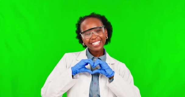 スタジオの背景に対する愛や医療のための緑の画面上の黒人女性 科学者や心の手 幸せなアフリカの女性の人物の肖像画や健康ジェスチャーのための愛の絵文字 形やシンボル — ストック動画