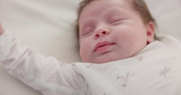 Baby Sovstreck Och Barnsäng Med Morgon Tupplur Och Drömma Ung — Stockvideo