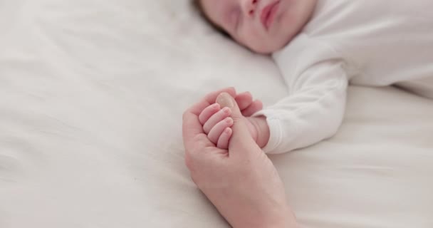 Bed Hand Hand Moeder Met Zuigeling Liefde Steun Voor Zorg — Stockvideo
