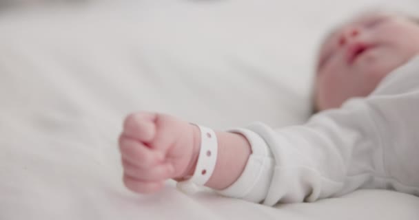 Bebê Recém Nascido Mão Com Pulseira Cama Para Cuidados Confiança — Vídeo de Stock