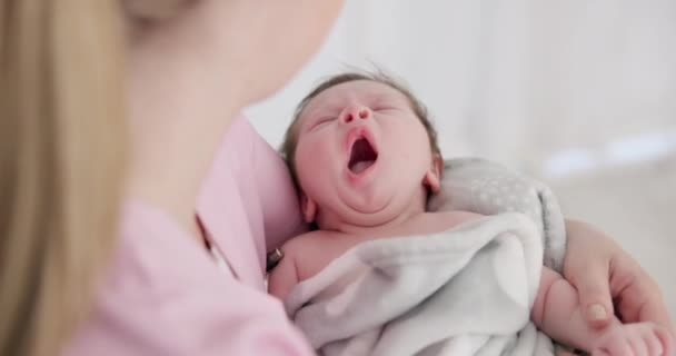 Dítě Zívni Uklidni Unaveným Novorozencem Mámou Ložnici Ránu Opatrností Odpočinek — Stock video