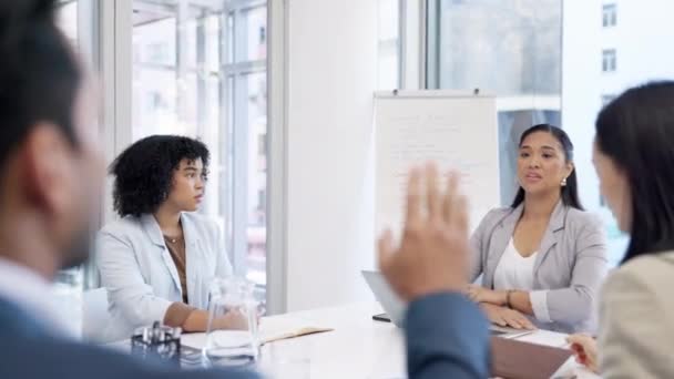 ビジネス界の人々は 開発戦略 企業の議題やグループ計画についてのリーダーPr質問を満たしています チームコラボレーション 従業員エンゲージメント または男性が手を挙げて女性にプロジェクト管理について尋ねる — ストック動画