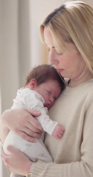 Mam Baby Slapen Met Liefde Zorg Ondersteuning Voor Pasgeborenen Kinderkamer — Stockvideo