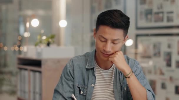 Asijský Muž Tvář Noc Startup Office Úsměvem Portrétem Hrdostí Copywriting — Stock video