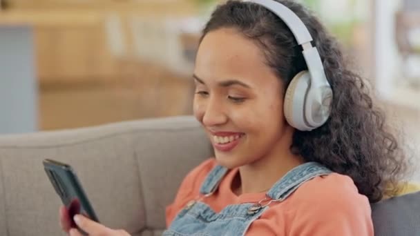 Kvinde Telefon Hovedtelefoner Sofaen Lytte Audio Streaming Dans Mental Sundhed – Stock-video
