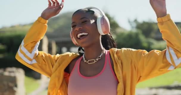 Mulher Negra Dança Moda Com Fones Ouvido Parque Para Hip — Vídeo de Stock